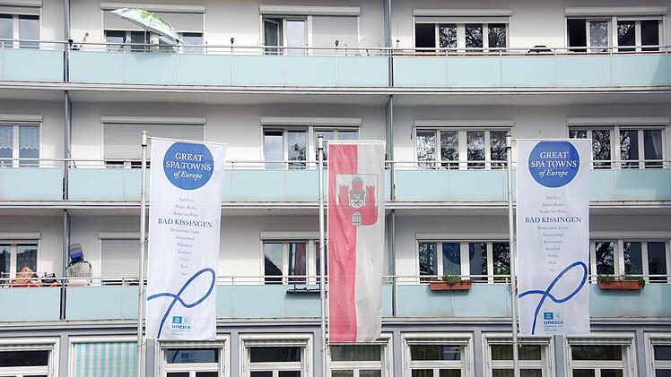 Bad Kissingen: Welterbestadt ist mit Fahnen geschmückt