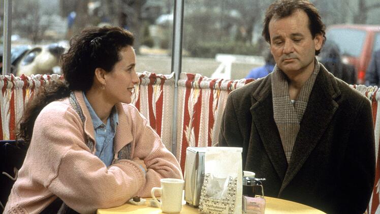 Phil (Bill Murray) ist am Ende. Der 2. Februar l&auml;sst ihn nicht mehr los. Rita (Andie MacDowell) ahnt nicht, was ihrem Kollegen widerfahren ist.