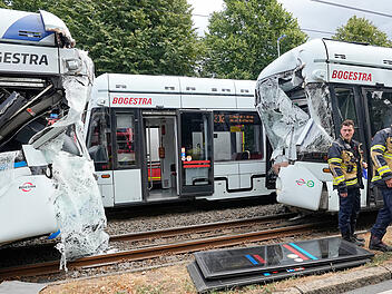 Eine Stra&szlig;enbahn ist in NRW gegen eine stehen gebliebene Fahrschulbahn gekracht.