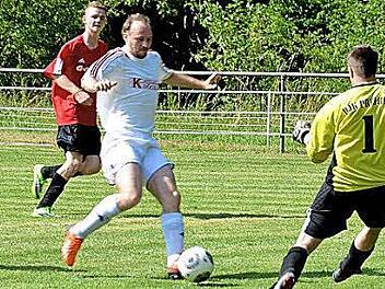 Beim Großgemeinde-Pokalturnier hatte der in Weiß spielende BSC Lauter gegen die Premicher die Nase vorn. Foto: Peter Rauch