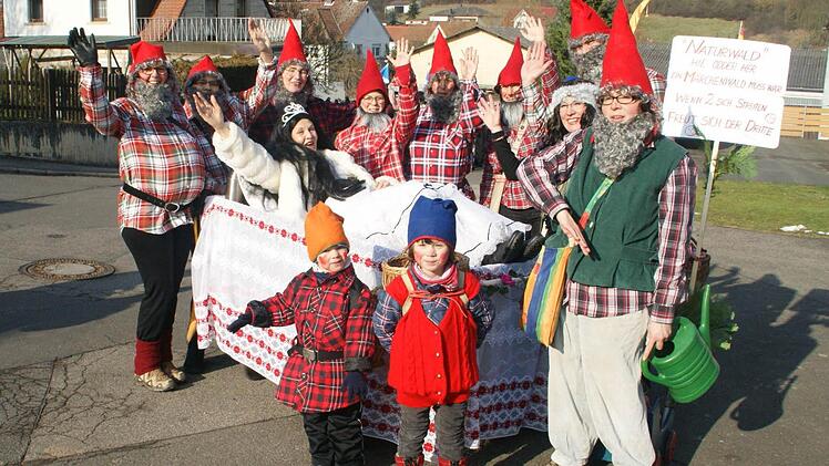 Aus dem Märchenwald kamen Schneewittchen und die acht Zwerge um Getrud Bühl.
