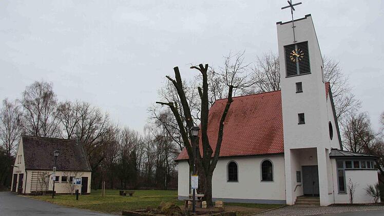Die neue Dorflinde im Hintergrund steht gut im Wachstum. Der Kastanienbaum vor der Kirche wurde vor Kurzem in Verantwortung der Stadt Bad Staffelstein und bei Beratung von Kreisfachberater Michael Strohmer fachgerecht zurückgeschnitten, informierte Ortssprecherin Astrid Balzar. Foto: Franz Böhmer