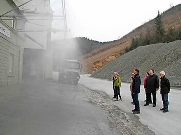 Im Steinbruch der Hartsteinwerke Schicker wurden Berieselungsanlagen eingebaut, um die Staubbelastung beim Verladen des Schotters zu minimieren. Foto: Sonja Adam