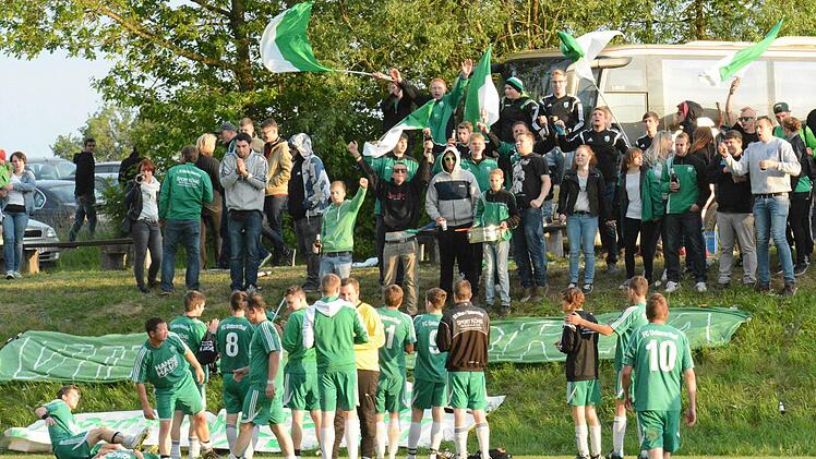 Die Untererthaler Spieler bedanken sich bei ihren Fans. Foto: ssp