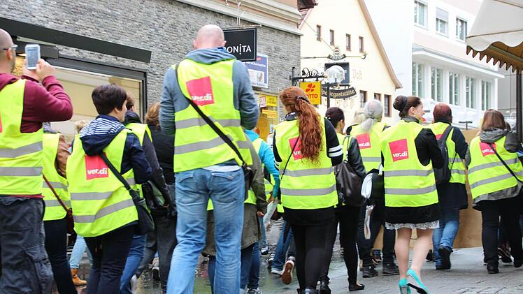 H&M Mitarbeiter protestieren in Bad Kissingen. Foto: Benedikt Borst