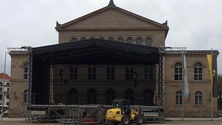 Die große Bühne auf dem Schlossplatz ist schon fast fertig aufgebaut.  Foto: Oliver Schmidt