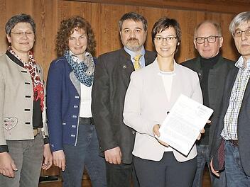Mitglieder der Bauernverb&auml;nde Lichtenfels und Coburg &uuml;berreichten eine Petition (von links): Kreisb&auml;uerin Marion Warmuth, stellvertretende Kreisb&auml;uerin Martina Weiss, Kreisobmann Lichtenfels Michael Bienlein, MdEP Ulrike M&uuml;ller, Kreisobmann Coburg Gerhard Ehrlich und Gesch&auml;ftsf&uuml;hrer Hans-J&uuml;rgen Rebelein.  Foto: Werner Hauber