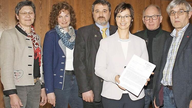 Mitglieder der Bauernverb&auml;nde Lichtenfels und Coburg &uuml;berreichten eine Petition (von links): Kreisb&auml;uerin Marion Warmuth, stellvertretende Kreisb&auml;uerin Martina Weiss, Kreisobmann Lichtenfels Michael Bienlein, MdEP Ulrike M&uuml;ller, Kreisobmann Coburg Gerhard Ehrlich und Gesch&auml;ftsf&uuml;hrer Hans-J&uuml;rgen Rebelein.  Foto: Werner Hauber