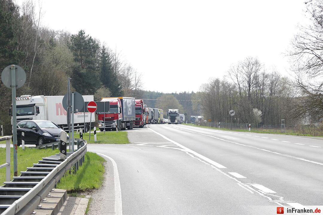 Der Lkw-Unfall auf der A3 sorgt für Verkehrschaos auf der B505