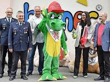 Gruppenbild mit Drache (von links): Stefan Püls, Manfred Lorenz, Heiner Dransfeld, Drache Löschi, Barbara Fehn-Dransfeld und Jürgen W. Heike Foto: Rainer Lutz