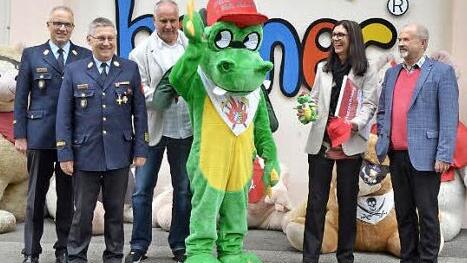 Gruppenbild mit Drache (von links): Stefan Püls, Manfred Lorenz, Heiner Dransfeld, Drache Löschi, Barbara Fehn-Dransfeld und Jürgen W. Heike Foto: Rainer Lutz