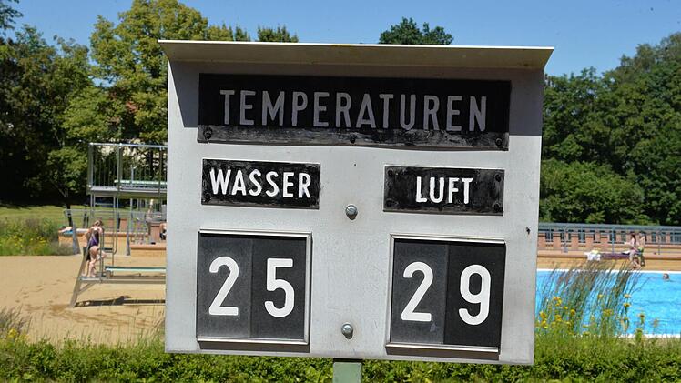 Die Temperaturanzeige im Gaustadter Bad am Donnerstag  Foto: Ronald Rinklef