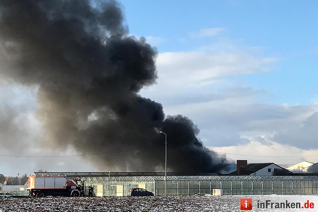 Vollbrand Lagerhalle im Nürnberger Norden