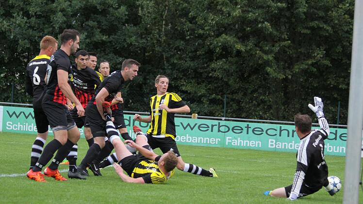 Standards prägten das Bild. Hier trudelt ein Ball nach einem ATSV-Freistoß am Wimmelbacher Tor vorbei.  Fotos: Uwe Kellner