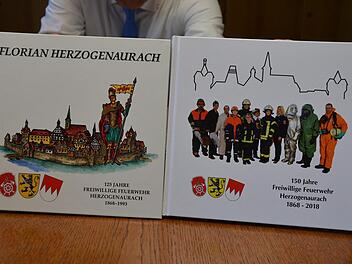 Die Bücher ähneln sich, die Aufmachung ist die gleiche: Links die "Festschrift" zum 125. und rechts zum 150. Jubiläum.  Fotos: Bernhard Panzer