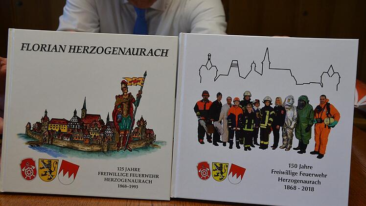 Die Bücher ähneln sich, die Aufmachung ist die gleiche: Links die "Festschrift" zum 125. und rechts zum 150. Jubiläum.  Fotos: Bernhard Panzer