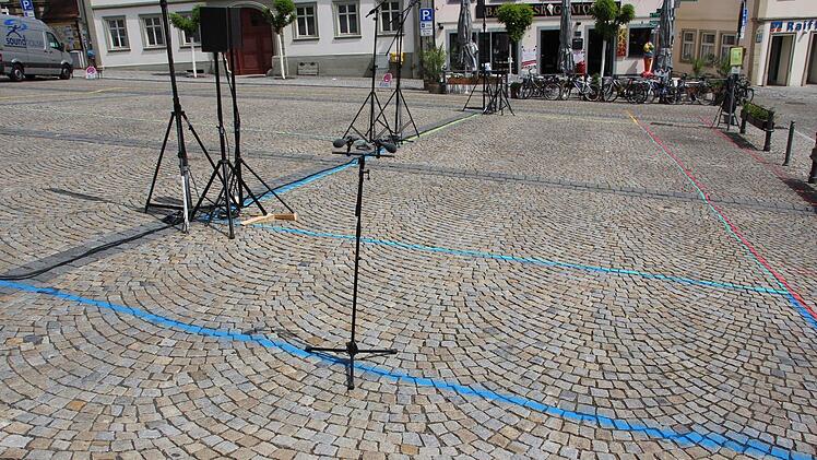 Auf dem Marktplatz waren farbig die Zonen gekennzeichnet, in der sich die einzelnen Gruppen aufstellten.