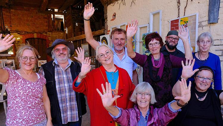 Die Künstler (vorn v.l.): Maria Rinecker, Elmar Döll, Marthy Steller-Vrolyk, Petra Vorndran, Brigitte Heck, (hinten v.l.): Berthold Schürger, Ingrid Holzinger, Sebastian Bach und Margarethe Gilge. Es fehlen Elisabeth Kohl-Spies und Tim Hausotter.