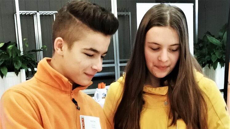 Tiefbau-Azubi Tim Voll (17) erläuterte Mittelschülerin Emma Kleinhenz (15) die handwerklichen Ausbildungsmöglichkeiten bei der Firma Schick Bau (Albertshausen). Foto: Sigismund von Dobschütz