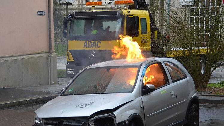 Höhepunkt des Fachvortrages von Stadtbrandinspektor Harald Albert war die praktische Vorführung eines Löscheinsatzes bei einem angenommenen Autobrand vor dem Tagungshotel. Foto: Peter Rauch
