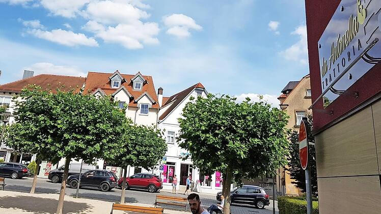 Direkt vor der Tür ihrer Trattoria wird Antonella Pileio den Stadtstrand betreiben. Foto: Ekkehard Roepert
