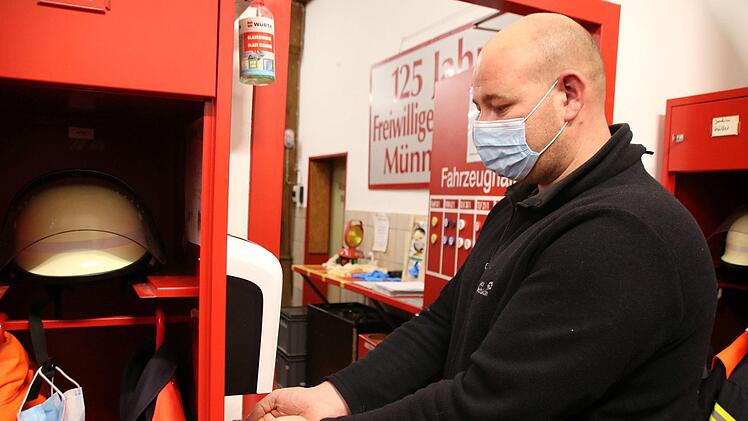 Mundschutz muss in sämtlichen Räumen der Münnerstädter Feuerwehr getragen werden, es gibt mehrere Desinfektionsmittelspender. Kommandant Robert Müller betont, dass die Wehr voll einsatzbereit ist, obwohl es Corona-Fälle gegeben hat. Foto: Thomas Malz
