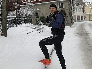 Florian Troeger ist gut ausgerüstet für einen langen Lauf im Winter: Der Rucksack ist wie eine eng anliegende Weste mit Fächern, in die zum Beispiel elastische Trinkflaschen gesteckt werden. Fotos: Daniel Ruppert