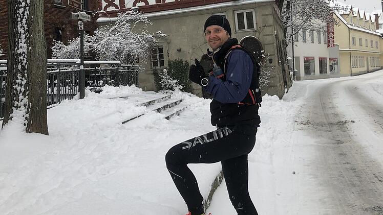 Florian Troeger ist gut ausgerüstet für einen langen Lauf im Winter: Der Rucksack ist wie eine eng anliegende Weste mit Fächern, in die zum Beispiel elastische Trinkflaschen gesteckt werden. Fotos: Daniel Ruppert