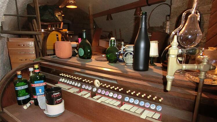 Musik macht die alte Kirchenorgel nicht mehr. Aber optisch gibt sie im Partykeller der Hillers einiges her.