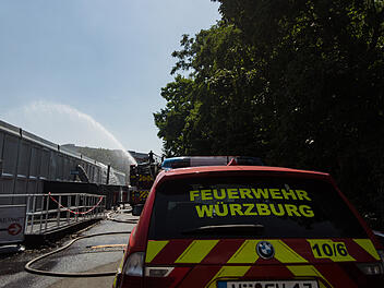 Über 40 Grad Innentemperatur machte es am Freitag (18.06.2021) nötig, dass das Impfzentrum in Würzburg vorzeitig seinen Betrieb einstellen und die Berufsfeuerwehr Würzburg anrücken musste.