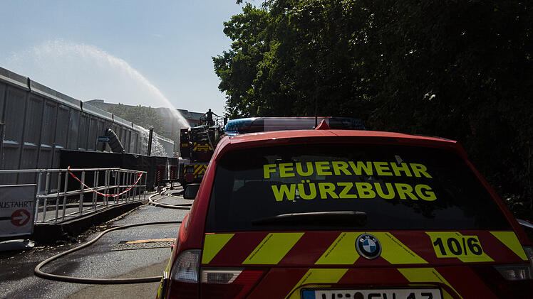 Über 40 Grad Innentemperatur machte es am Freitag (18.06.2021) nötig, dass das Impfzentrum in Würzburg vorzeitig seinen Betrieb einstellen und die Berufsfeuerwehr Würzburg anrücken musste.