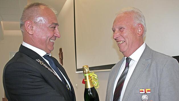 Was w&auml;re der katholischen M&auml;nnerverein Casino ohne das Engagement von Josef Schie&szlig;l? B&uuml;rgermeister Robert H&uuml;mmer (links) ehrte ihn daf&uuml;r mit der Gemeindemedaille.