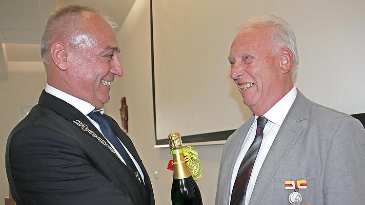 Was wäre der katholischen Männerverein Casino ohne das Engagement von Josef Schießl? Bürgermeister Robert Hümmer (links) ehrte ihn dafür mit der Gemeindemedaille.