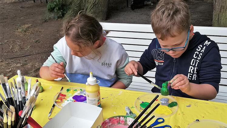 Beim Malen muss man sich ganz schön konzentrieren, musste dieses Geschwisterpaar beim Kinderprogramm feststellen.