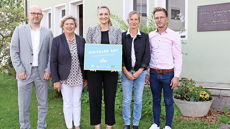 B&uuml;rgermeister Michael Bayer (Hetzles), Gemeinschaftsvorsitzende und B&uuml;rgermeisterin Gertrud Werner (Kleinsendelbach), Digitalministerin Judith Gerlach, Sabine Seitz aus dem B&uuml;rgerb&uuml;ro und Gesch&auml;ftsleiter Nicky Weber (v. l.) sind stolz auf die Ausz...