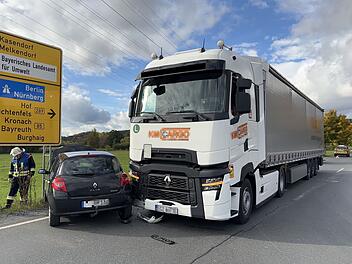 Auto kollidiert in Oberfranken mit Sattelzug - 15.000 Euro Schaden