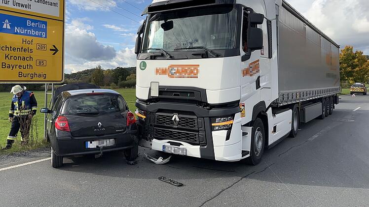 Auto kollidiert in Oberfranken mit Sattelzug - 15.000 Euro Schaden
