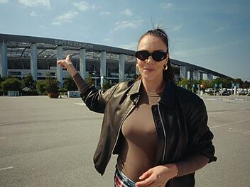 Esther Sedlaczek hat sich beim WM-Stadion in Los Angeles umgeschaut - und auf dem Parkplatz davor.