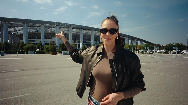 Esther Sedlaczek hat sich beim WM-Stadion in Los Angeles umgeschaut - und auf dem Parkplatz davor.