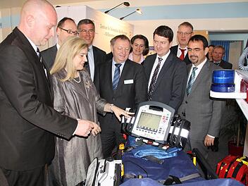 Geschäftsführer Sebastian Dresbach (von links) präsentiert der Bayerischen Gesundheitsministerin Melanie Huml, Mitgliedern des CSU-Arbeitskreises "Gesundheit und Pflege" sowie weiteren Interessierten die Technik im Bereich Rettungsdienst. Fotos: Ralf Ruppert