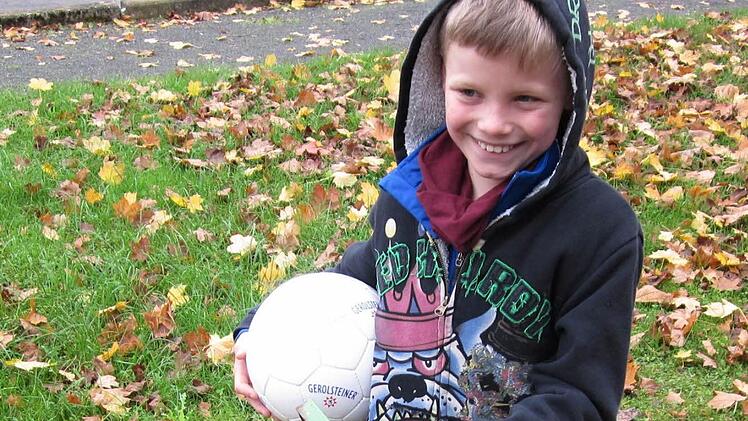 "Da gehört`s rein", sagt der zehnjährige Pascal, der mit Oma Brigitte in der Walk-Strasser-Anlage in Ebern mit "Fritzi" Gassi geht und öffnet den Deckel des "Hundeskloo`s." Foto: Helmut Will