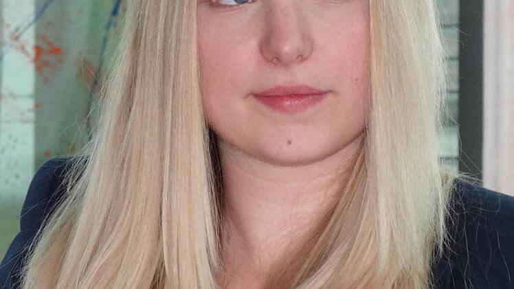 Aktivitäten in der Politik auf ihrer SpiegelOnline-App auf dem Handy. Von Aiwangers bildhafter Sprache mit vielen Vergleichen ist die junge Frau begeistert. Sie hat die Moderation der Veranstaltung zusammen mit Tim Sprenger übernommen.