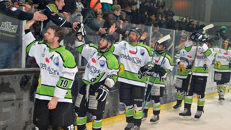 Ehrenrunde: Die Alligators holen sich aufmunternde Worte ihrer Fans ab. Foto: Picturdreams