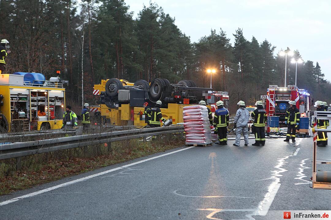 Erlangen: Tanklaster kippt um