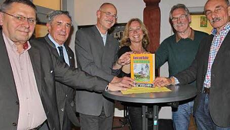 Während (v.l.) Heinz Pfuhlmann, Ernst Paul Wagner, Bernhard Christoph sowie Anton Köcheler und Hermann Hacker Beiträge schrieben, brachte sich Bärbel Köcheler (Dritte v.l.), die an diesem Abend als Stadträtin Grüße der Stadt übermittelte, als Lektorin ein.