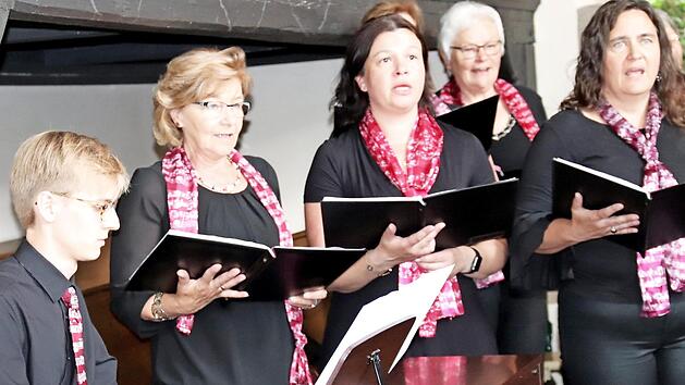 Jan Molga (l.) unterst&uuml;tzte den Chor am Klavier. Foto: Johanna Blum