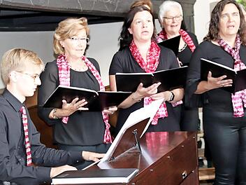 Jan Molga (l.) unterstützte den Chor am Klavier. Foto: Johanna Blum