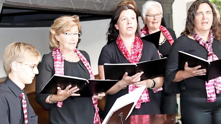 Jan Molga (l.) unterstützte den Chor am Klavier. Foto: Johanna Blum