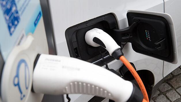 E-Auto an Ladestation