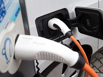 E-Auto an Ladestation